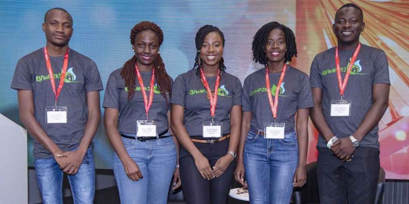 Margaret S. Kironde, stagiaire à l&#039;AAE et ses amis, inventent un kit pour purifier l&#039;eau insalubre pour les populations des zones rurales d&#039;Afrique