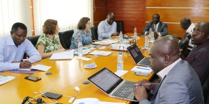 DES REPRÉSENTANTS DU BUREAU AFRIQUE DE L’OUEST DE L’USAID DISCUTENT AVEC L’ASSOCIATION AFRICAINE DE L’EAU SUR L’EXTENSION DU PROGRAMME AFRICAP