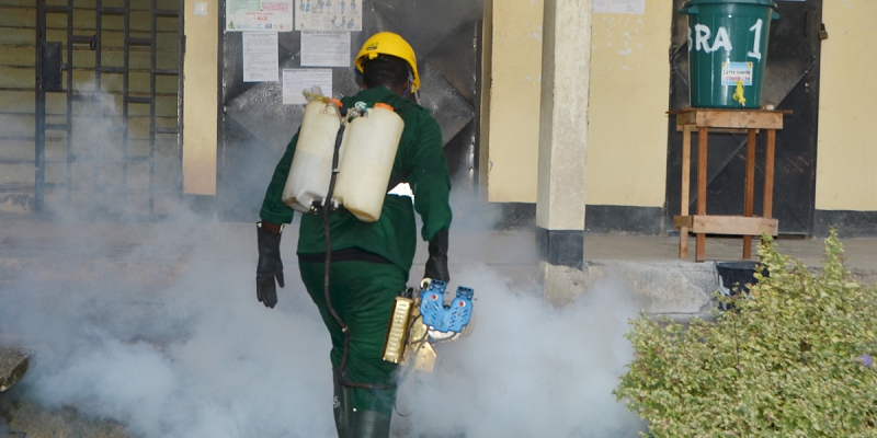 Lutte contre la COVID-19 : les femmes Professionnelles de l’Eau et de l’environnement du Cameroun procèdent à la désinfection d’un lycée à Douala